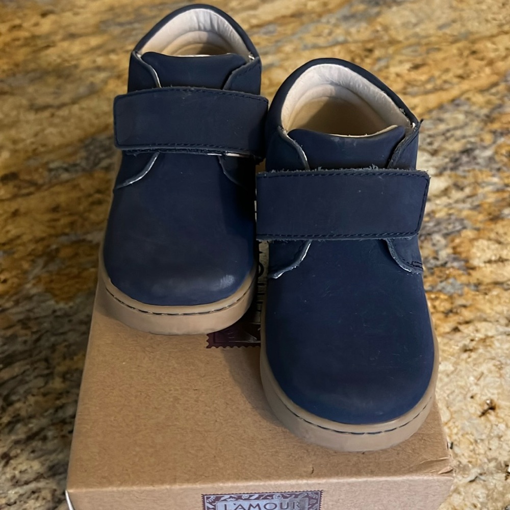 Little boys size 10 lightly used leather ankle boot